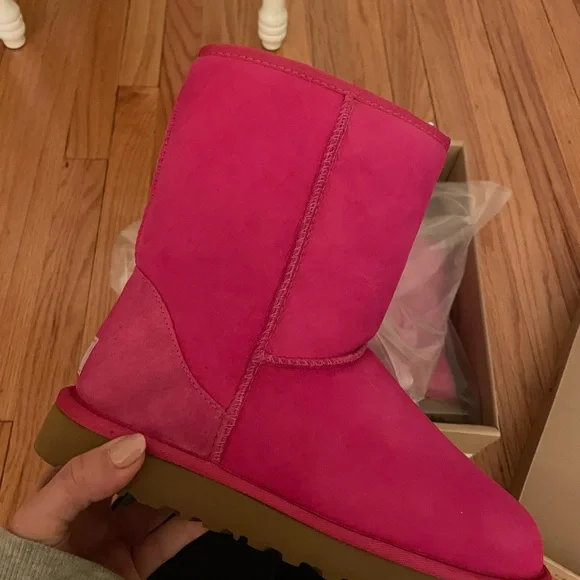 NWT UGG UGG
australla
W CLASSIC
SHORT
5825 W / MAG - Picture 1 of 8